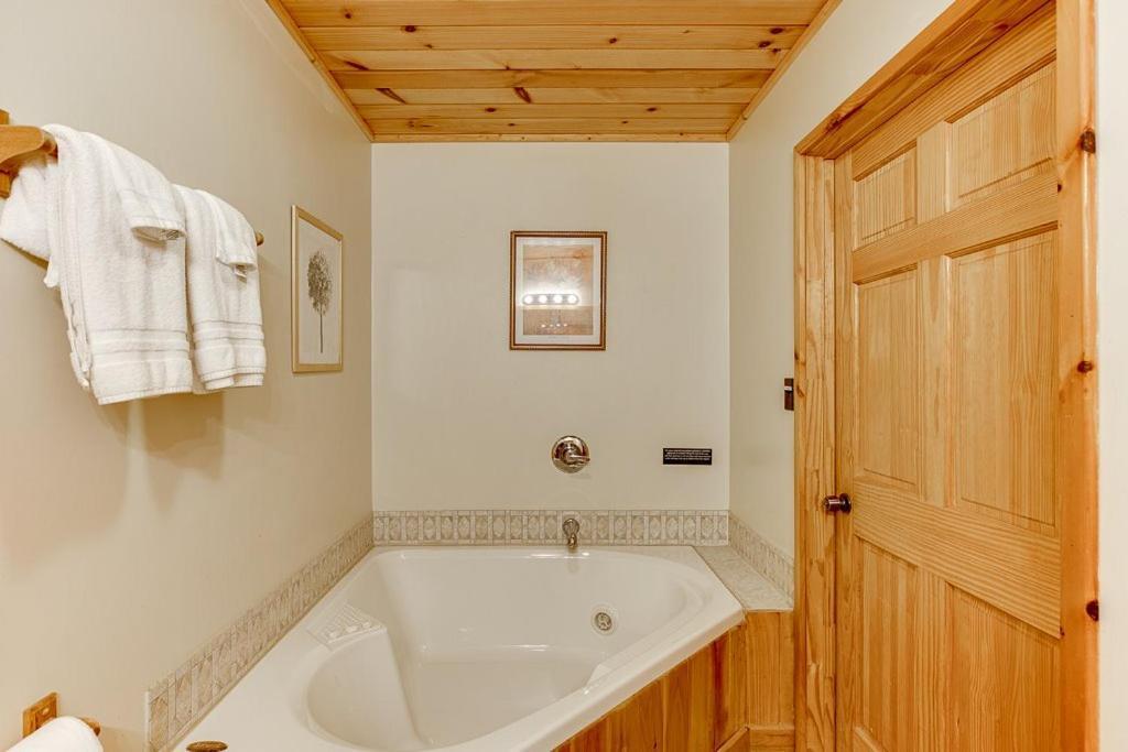 Cabin With Jacuzzi & Hydrotherapy Spanear Helen Cleveland Zewnętrze zdjęcie